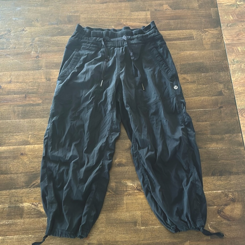 black lululemon capri’s